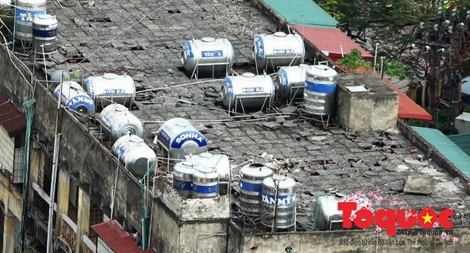 Ảnh: Choáng váng những 'quả bom nước' trên nóc nhà ở Thủ đô