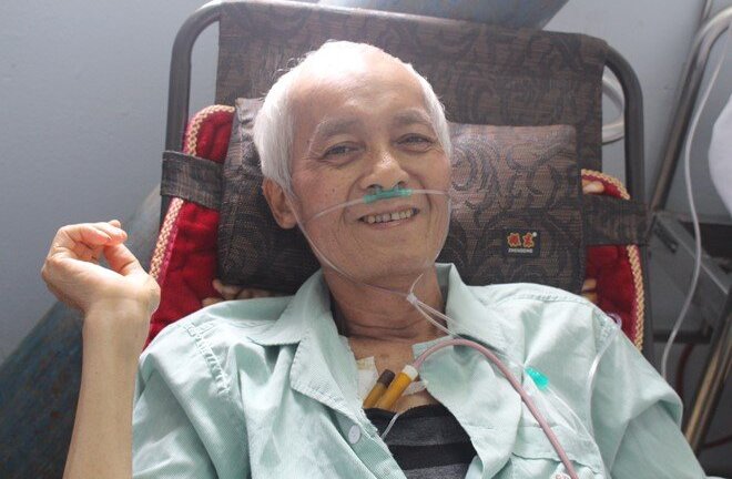 Gia đình đã mang ảnh đến cho NSƯT Duy Thanh chọn