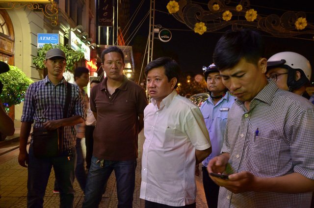 Tối Chủ nhật, ông Đoàn Ngọc Hải một mình xuống đường xử lý hàng loạt ô tô vi phạm