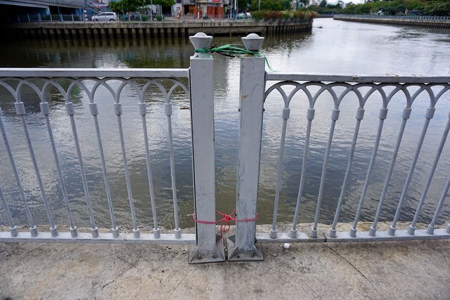 Trụ lan can kênh Nhiêu Lộc mất ốc vít, rung lắc 'như răng bà lão'