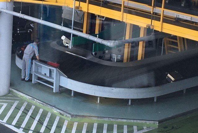 Hành khách tố nhân viên an ninh hàng không nhặt được 5.200 USD không trả