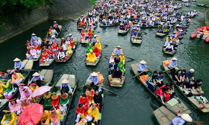 Ảnh: Hàng ngàn người tham gia trẩy hội Tràng An 2017