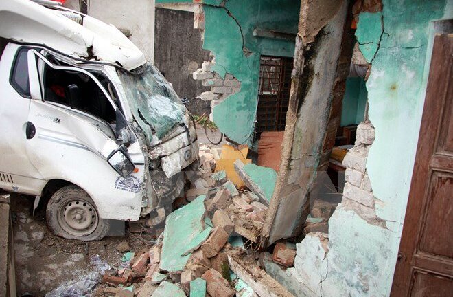 Xe tải tông sập nhà dân, 3 người thương vong