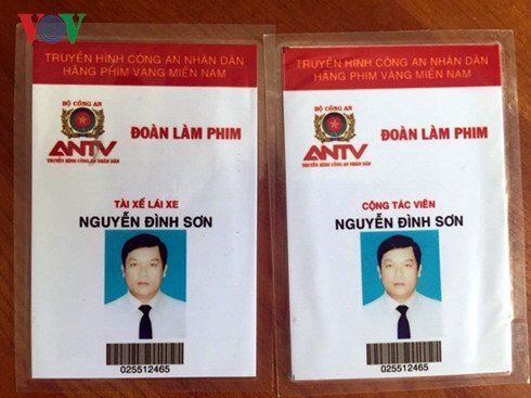 Đeo thẻ phóng viên truyền hình đi buôn dưa hấu