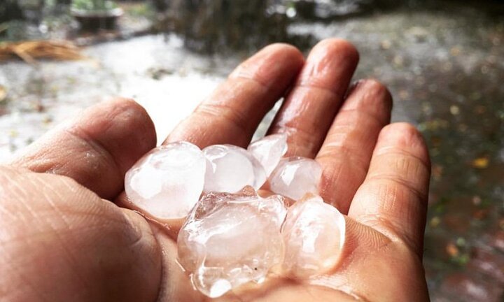 Xuất hiện mưa đá bất thường ở Hà Nội