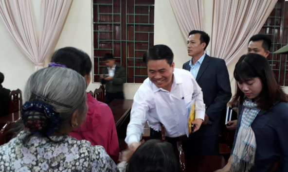 Ảnh: Chủ tịch Hà Nội Nguyễn Đức Chung tươi cười bắt tay người dân Đồng Tâm