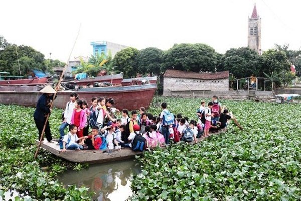 Rùng mình cảnh 40 học sinh chen chúc trên con đò cũ rách
