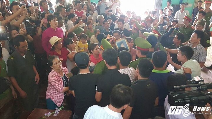 Ảnh: Người nhà bị hại quây trụ sở UBND xã tại buổi xin lỗi 'tử tù' Hàn Đức Long