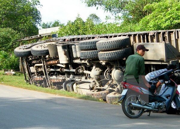 Xe tải lật đè xe máy, 2 người chết, 1 người bị thương