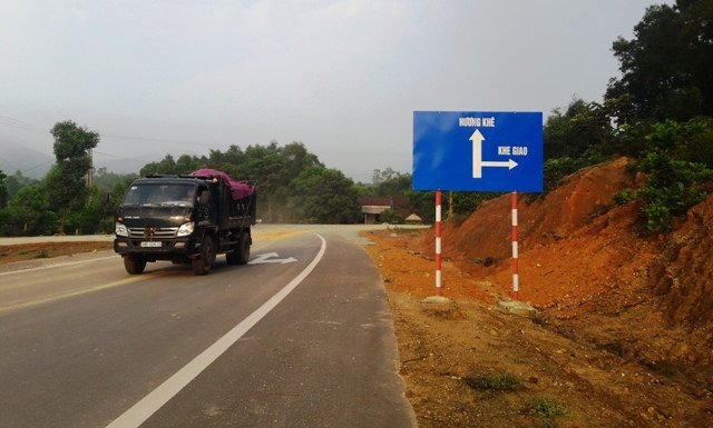 Thót tim biển báo giao thông dẫn vào đường cụt, vực thẳm ở Hà Tĩnh