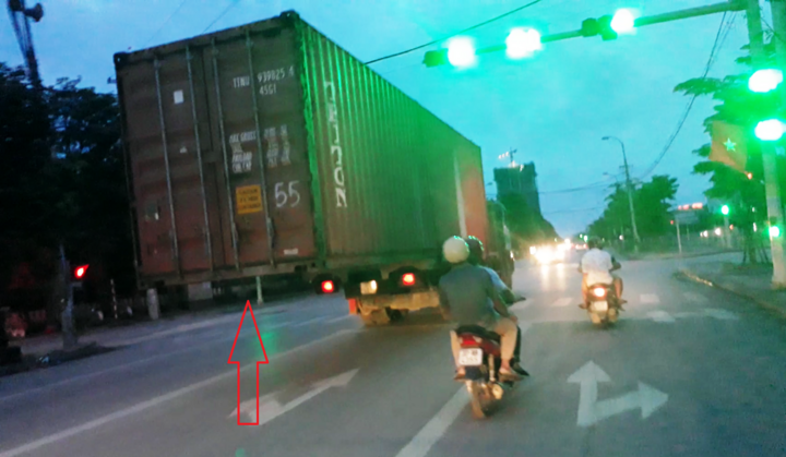 Kinh hãi nhìn thùng xe container không có giá đỡ, lủng lẳng trên đường