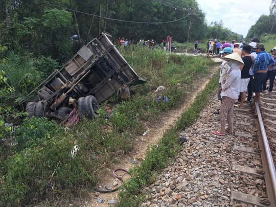 Tài xế xe tải bị tàu tông chết đúng ngày vợ chuyển dạ