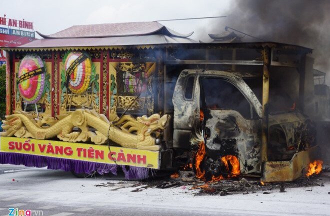 Chở người chết đi hỏa táng, xe tang bốc cháy ngùn ngụt trên quốc lộ