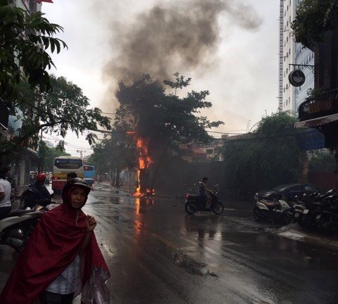 Cột điện bốc cháy ngùn ngụt, nổ như pháo giữa trời mưa lớn ở Hà Nội