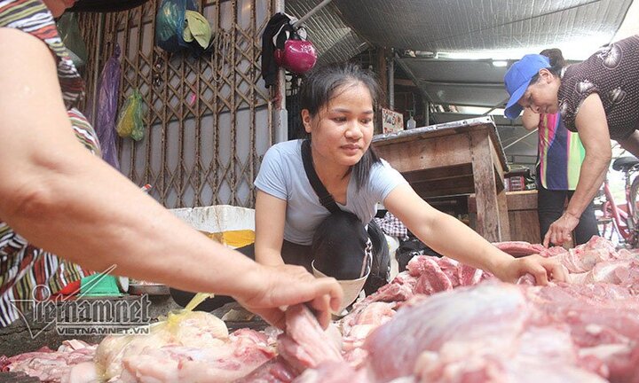 Bán thịt lợn giá rẻ bị hắt dầu luyn trộn chất thải: Chen chân ủng hộ chị Xuyến