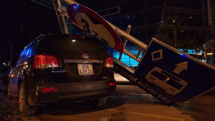 Tránh xe taxi, ô tô mất lái đâm đổ cột biển BRT