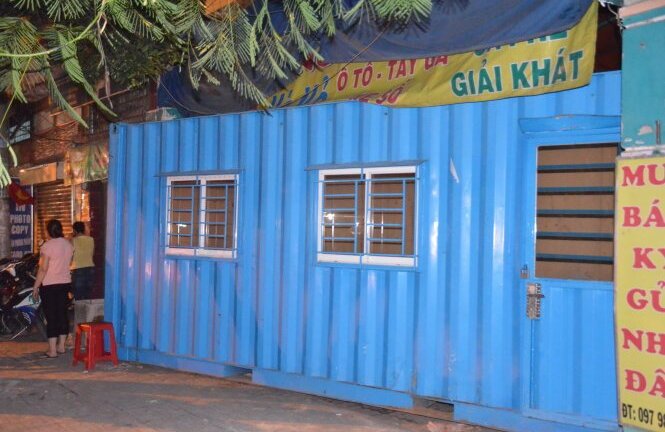 30 côn đồ xông vào nhà đánh người, cẩu container chặn bít cửa