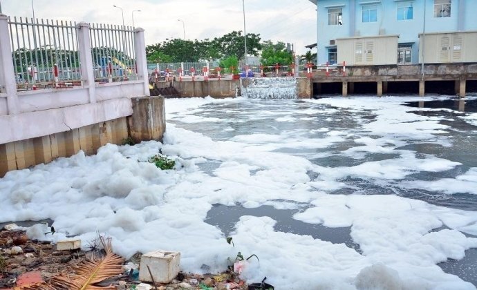 'Tuyết' trắng xóa phủ kín kênh sau cơn mưa lớn ở Sài Gòn