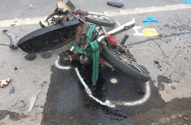 Ô tô tông 3 xe máy, 6 người thương vong lúc rạng sáng