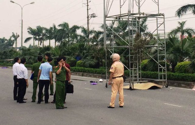 Lắp đèn chiếu sáng, một bảo vệ bị điện giật chết