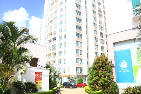 Trượt chân, nam thanh niên rơi từ tầng 11 chung cư xuống đất