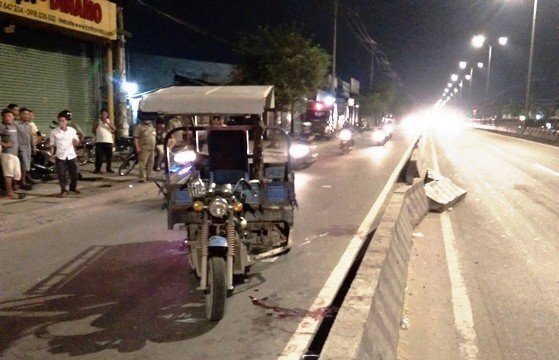 Tông ngã 2 người trên xe máy rồi bỏ chạy, xe ba gác gặp nạn