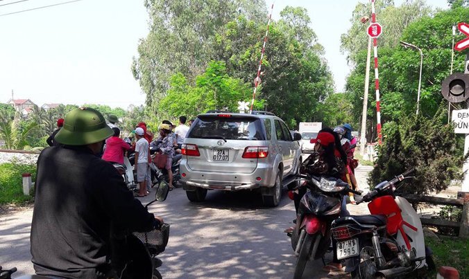 Bỏ lại xe máy và mẩu giấy nhỏ, thiếu nữ nhảy cầu tự tử