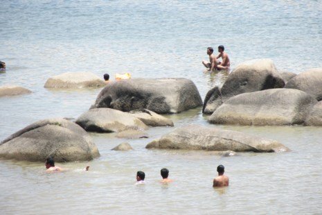 Tắm sông khi thủy điện đang xả nước, 4 học sinh bị cuốn trôi