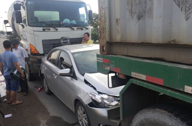 Ô tô con kẹp giữa xe bồn và xe đầu kéo, thai phụ may mắn thoát chết