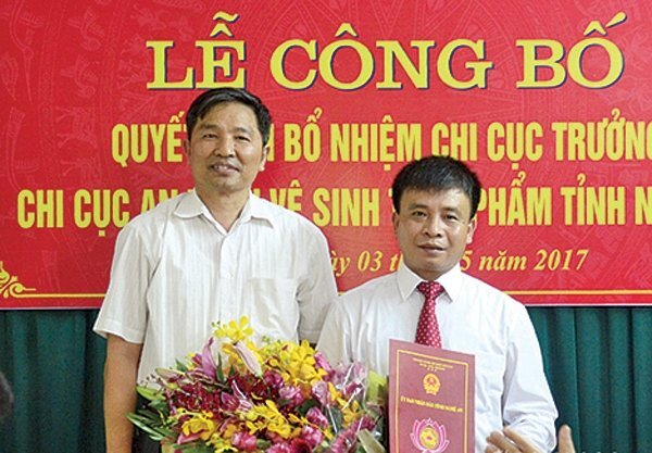 Chi cục trưởng ly hôn giả, né sinh con thứ 4 để thăng quan?