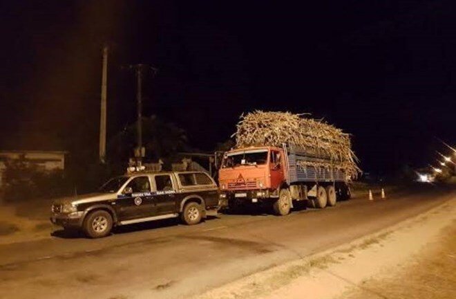 Bắt xe quá tải, thanh tra giao thông bị đe dọa 'tông chết luôn'