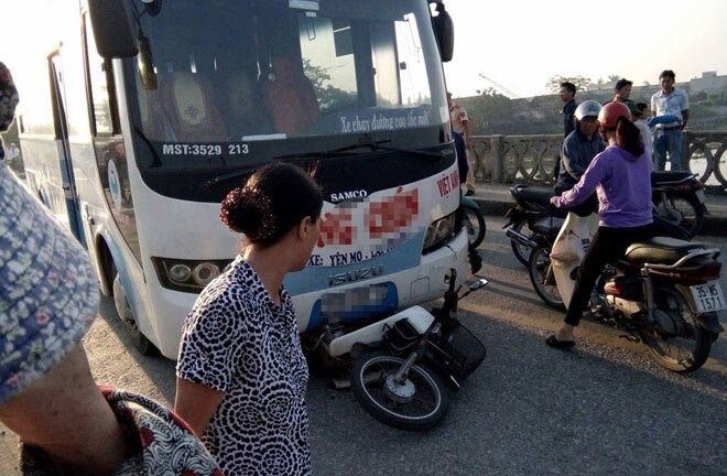 Đi tập thể dục bị xe khách tông trúng, 2 người thương vong
