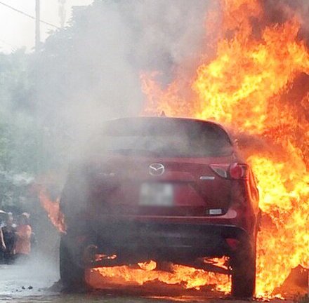 Đỗ gần đống rác, xe hơi tiền tỷ bốc cháy trơ khung