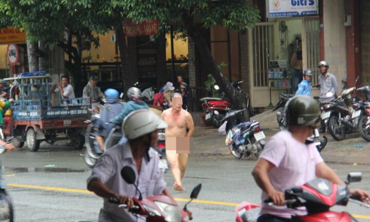 'Ma men' thoát y chặn xe, đánh người trên phố Sài Gòn