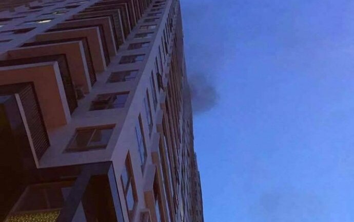 Hàng trăm cư dân tháo chạy khỏi tòa nhà cao tầng nghi ngút khói ở Hà Nội