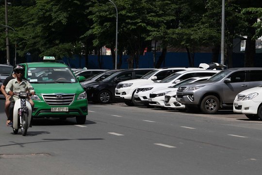 Đề xuất thu đại trà phí lòng đường, vỉa hè ở TP.HCM