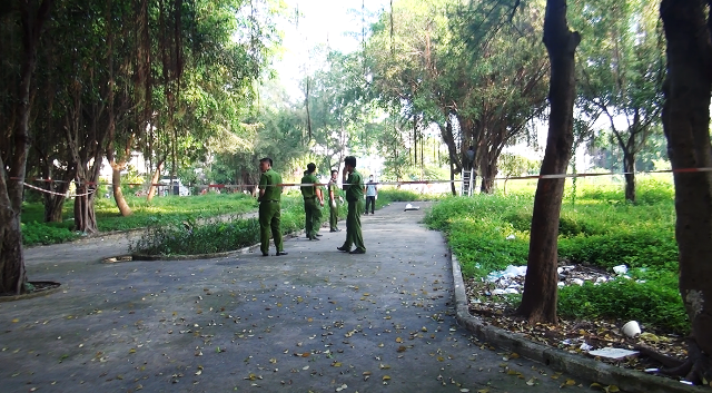 Người đàn ông chết trong tư thế treo cổ ở công viên