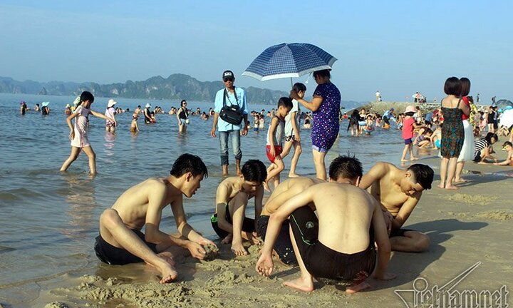 Nắng nóng kỷ lục, bãi biển Hạ Long kín người từ sáng sớm