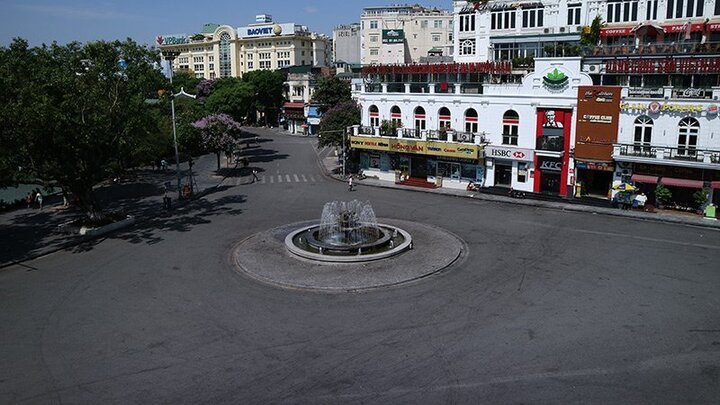 Nắng nóng kỷ lục, phố đi bộ Hồ Gươm vắng hoe như mùng 1 Tết