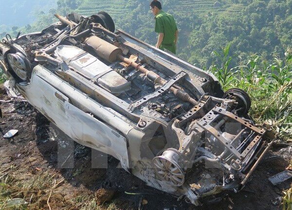 Xe con tông cột mốc, 3 người trong một gia đình thương vong