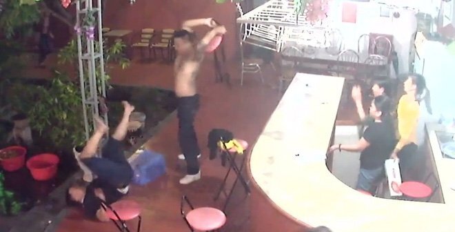 Hỗn chiến trong quán karaoke, chém nhầm khách hàng