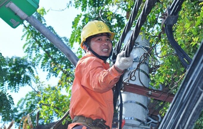 Thợ điện treo mình 17 tiếng mỗi ngày giữa chảo lửa Thủ đô