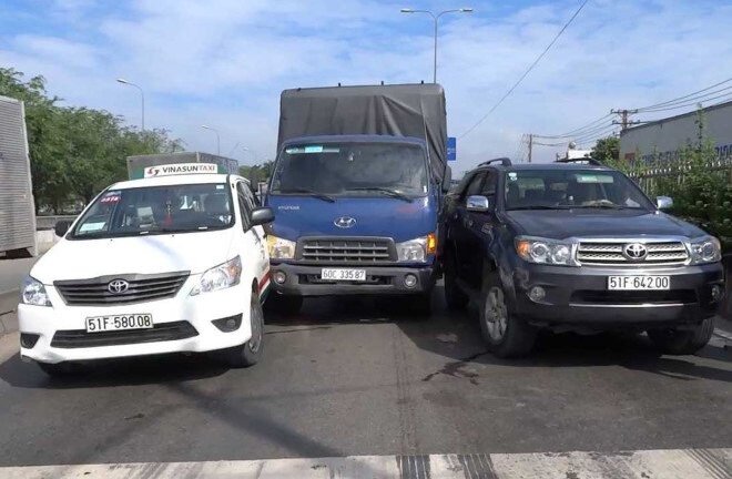 Đang dừng đèn đỏ, 2 ô tô bị xe tải tông trúng