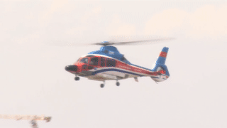 Cận cảnh trực thăng hạ cánh xuống nóc cao ốc ở trung tâm Sài Gòn