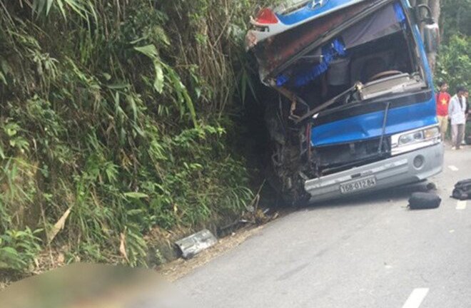 Xe chở học sinh đâm vách núi ở Tam Đảo: Cú sốc của 2 học sinh mất mẹ