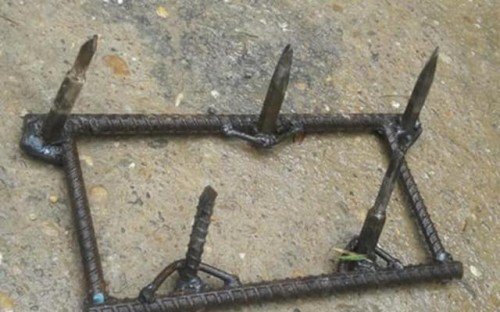 Bẫy chông đinh phủ rơm trên đường: Thông tin bất ngờ