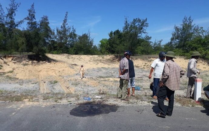 Chở cát lậu tông chết người rồi bỏ chạy