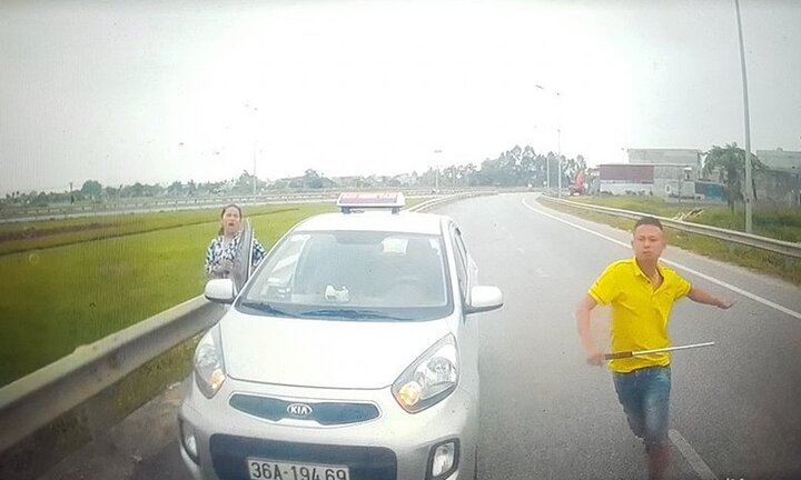 Tài xế taxi 36A-194.69 vung tuýp sắt đòi đánh nhau khi bị chặn đầu: Thu hồi phù hiệu xe