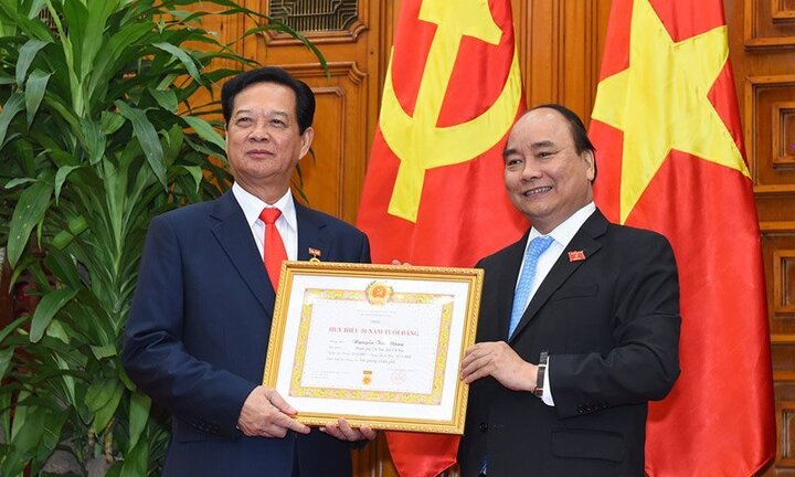 Trao huy hiệu 50 năm tuổi Đảng cho nguyên Thủ tướng Nguyễn Tấn Dũng
