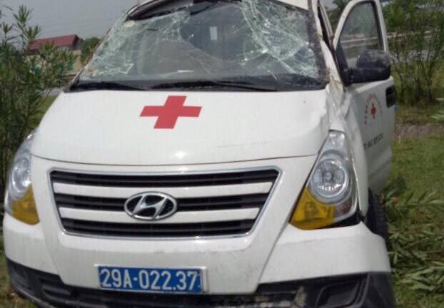 Xe cứu thương lao dải phân cách, 3 người bị thương